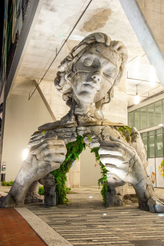 「丸く収める」風習に潜む抑圧に気づいていますか？表面上の平穏のために自分を殺すことは、真の調和ではありません。本記事では、丸く収めることと調和の決定的な違いを解説。現実との繊細な塩梅を保ちながら、自分を